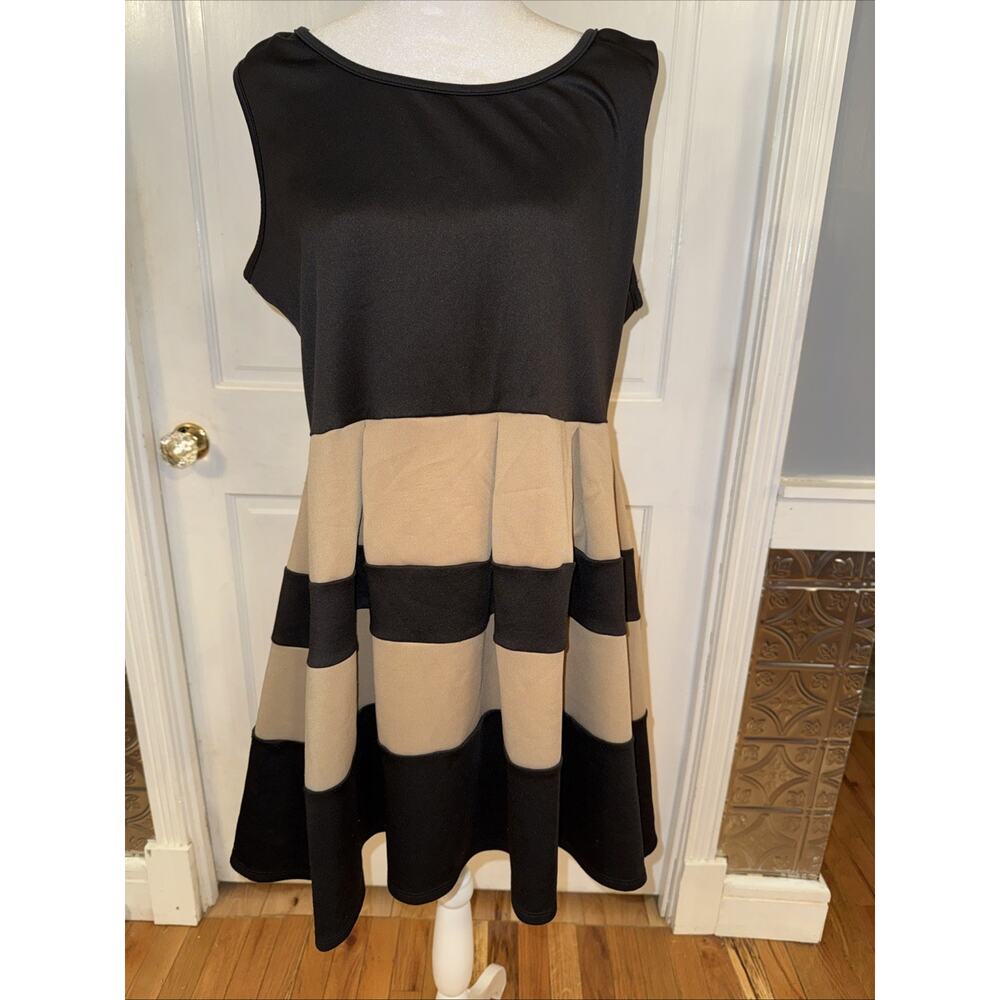 Evogues sleeveless mini dress featuring a color block design Flared Skirt. XXL